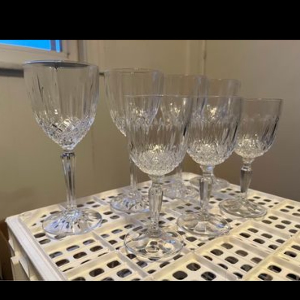 7 crystal wine glasses- never used